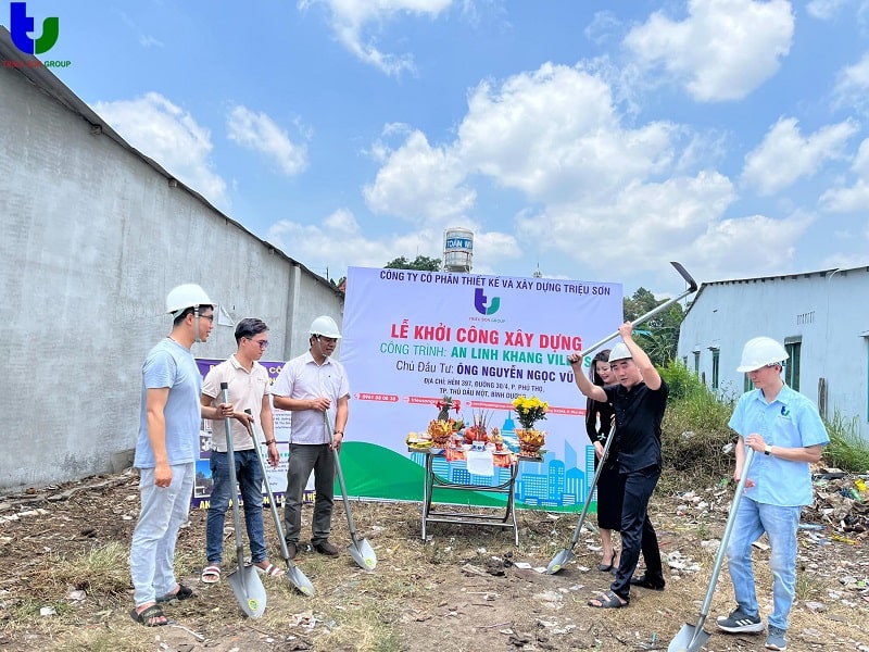 Cuốc vài nhát vào vị trí đặt móng nhà